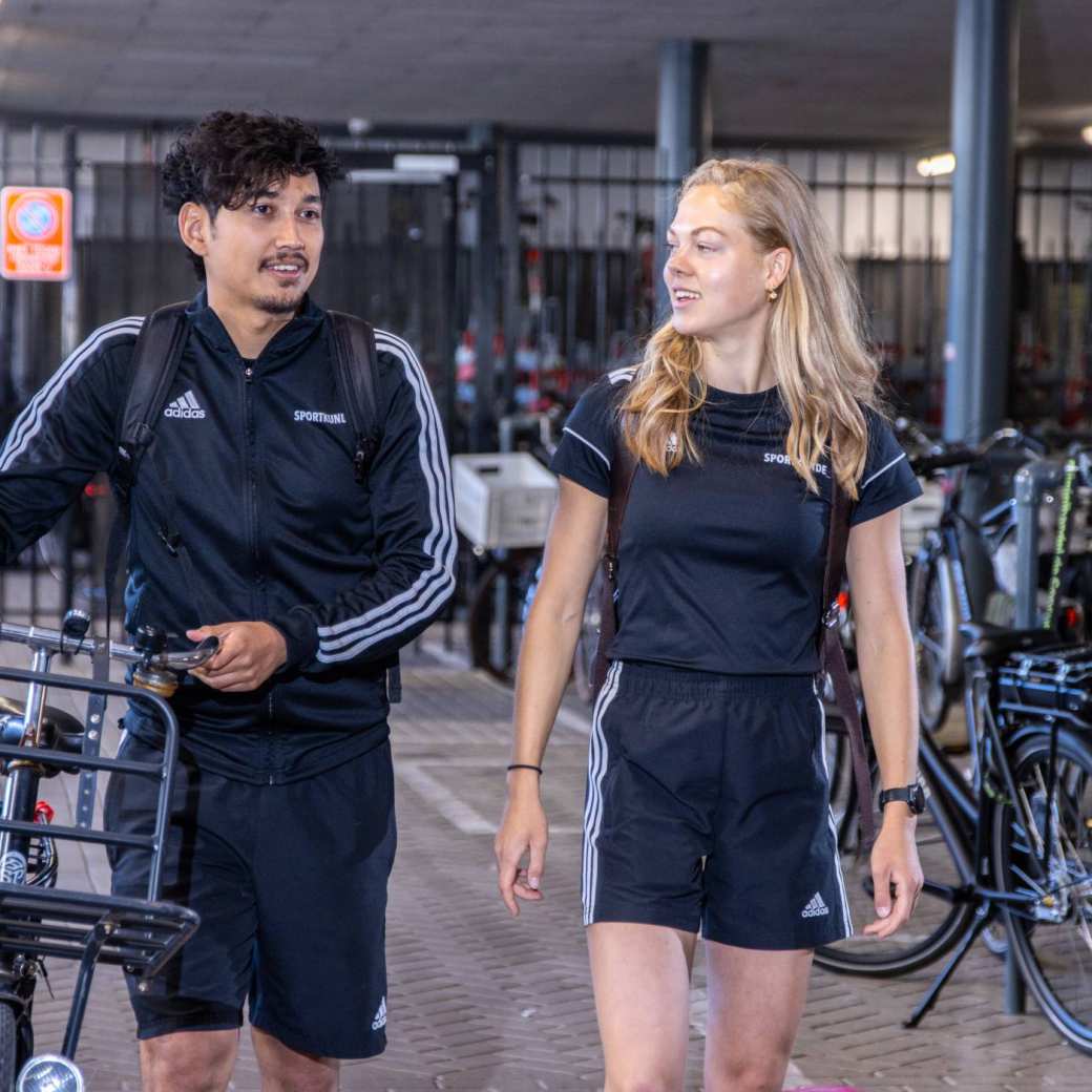 sportkunde liggende foto studenten in fietsenstalling randy en carlijn 2022