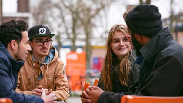 4 studenten aan tafel. SEECE, hybride leeromgeving, IPKW, MIC, Powerlab, Engineering, Elektrotechniek, Werktuigbouwkunde, Industrieel Product Ontwerpen