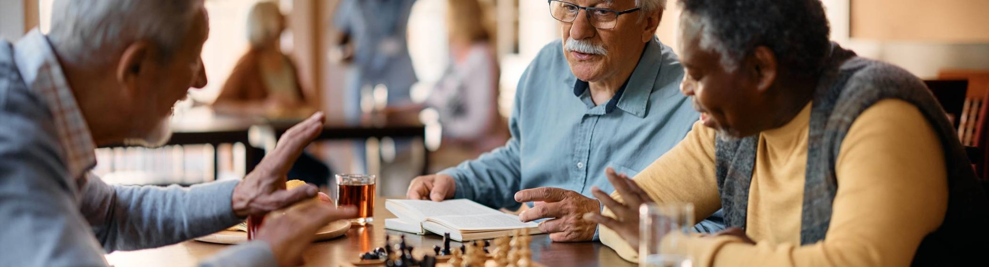 Ouderen mensen spelen een schaakspel