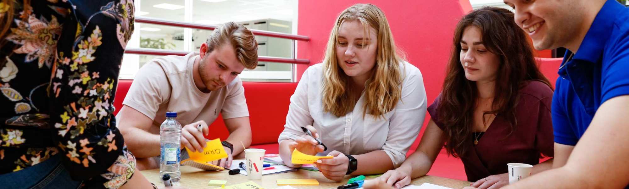 studenten groep werkoverleg man vrouw