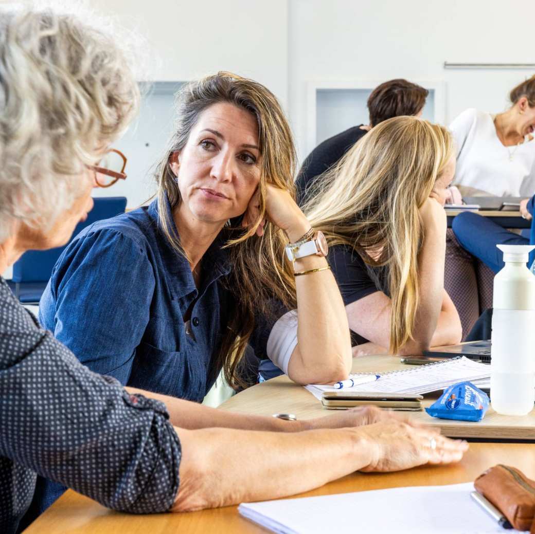 Studenten van de master pedagogiek volgen een les op de groenewoudseweg