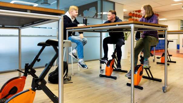 adsport studenten op vergaderfiets 2023