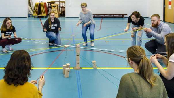 Een grote groep studenten Social Work is bezig met een spel tijdens het creatieve vak Sport & Spel.