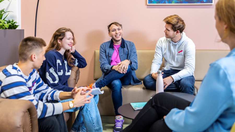 Studenten praten met elkaar tijdens de ontmoetingsdag