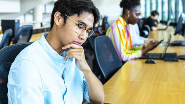 Studenten van de master Circular Economy doen aan zelfstudie in de bibliotheek op de HAN-campus in Arnhem