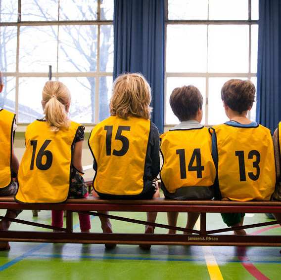 kinderen op het schoolplein tijdens een les lichamelijke opvoeding