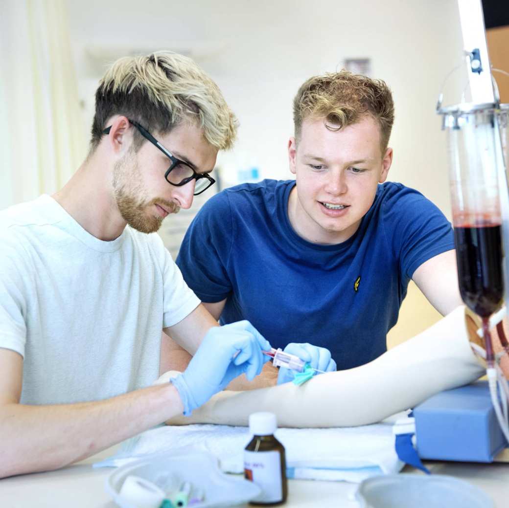 Twee studenten prikken bloed