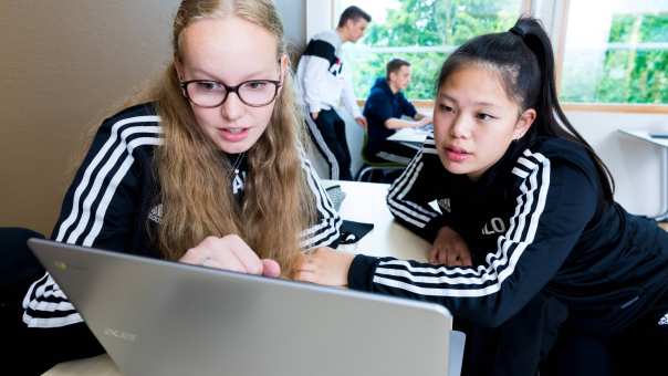 2 Pabo-ALO studenten achter laptop in lokaal