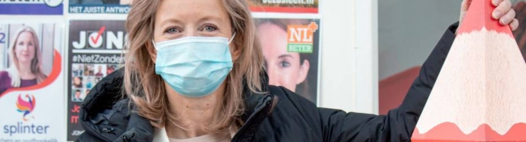 Foto van Kasja Ollongren die gaat stemmen voor de Tweede Kamerverkiezingen.