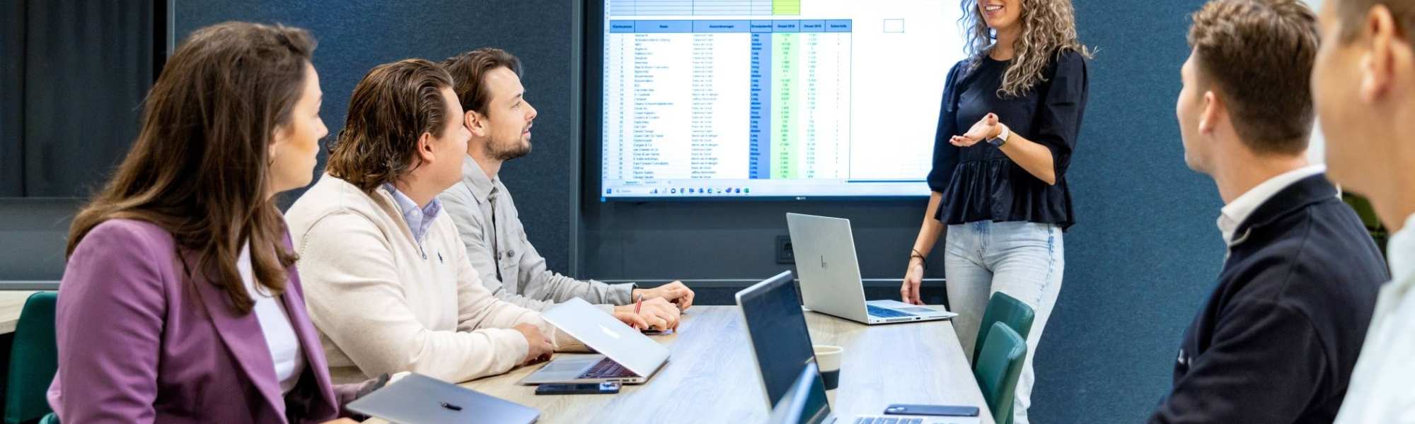 Studenten van de bachelor Commerciële Economie deeltijd, duaal in gesprek en samenwerken. 