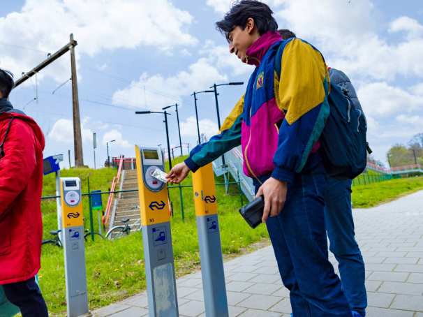 Diego scanning his OV chipkaart at the Presikhaaf Arnhem Station and Patrick walking by