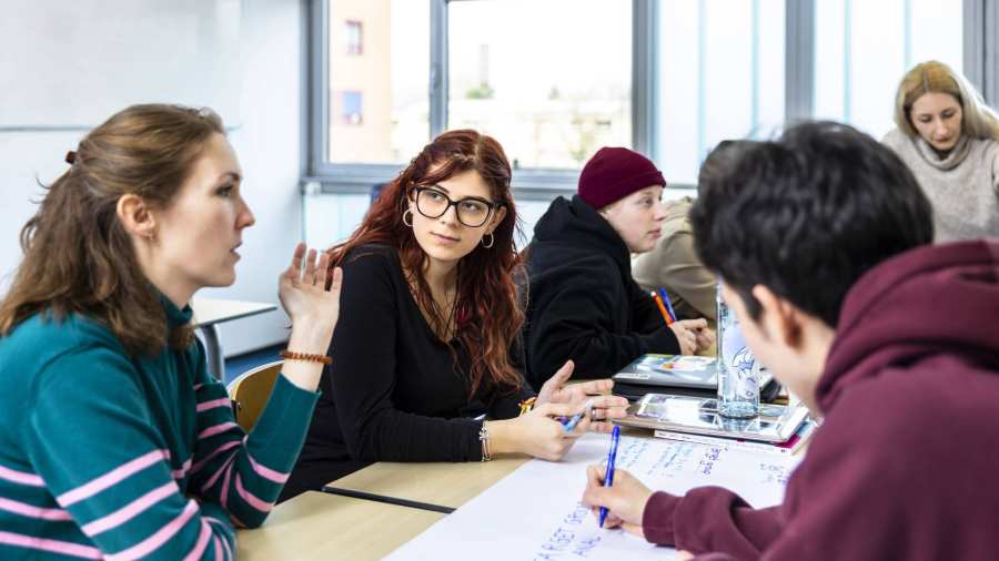 International Social Work, Docent student samenwerken college creatief