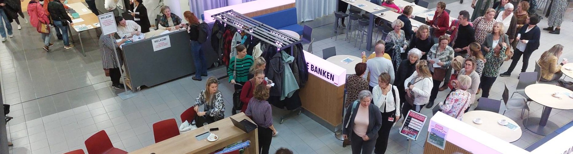 Deelnemers van het seminar Toekomstbestendige Zorg lopen richting het auditorium.