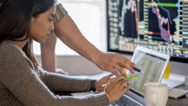 AFEM_Financiele-opleidingen-vrouw-achter-scherm-met-statistieken-iStock-1223455275, AC, FTA, FC