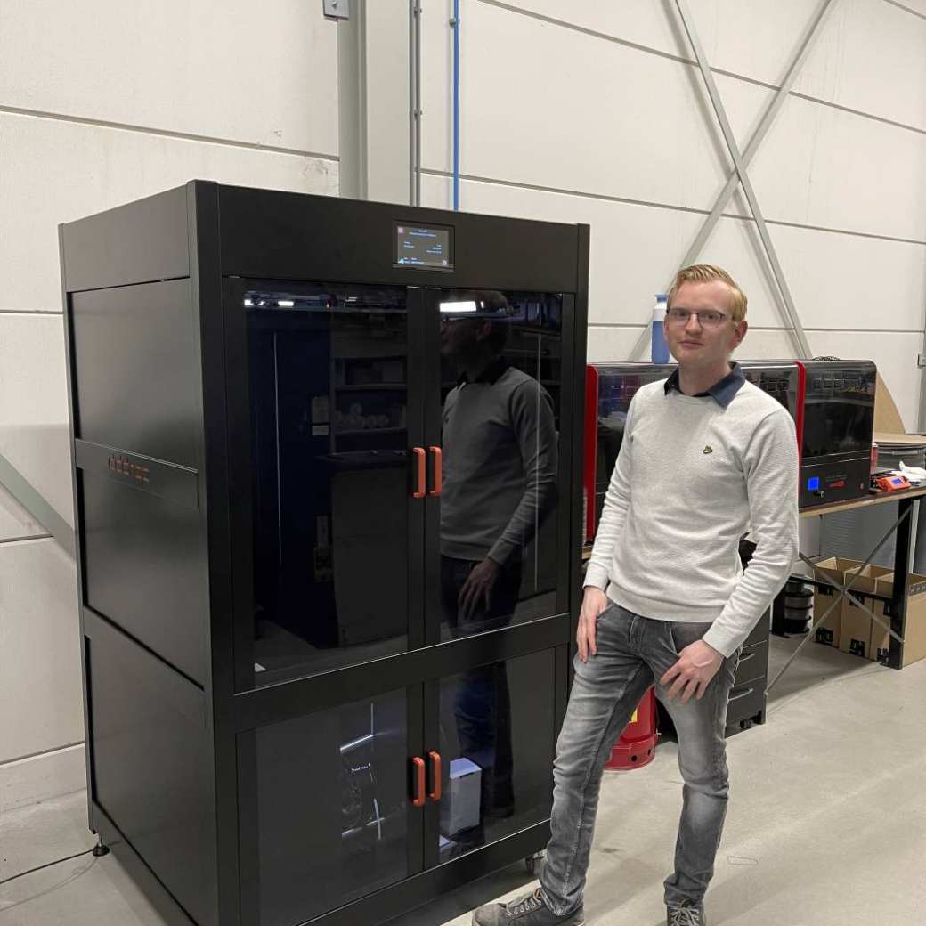 Sander Feuler bij een 3d printer