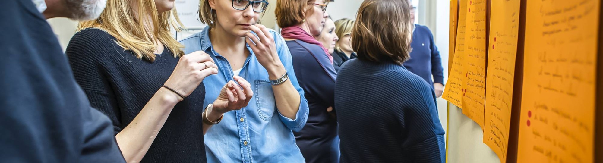 studenten staan kijken naar muur