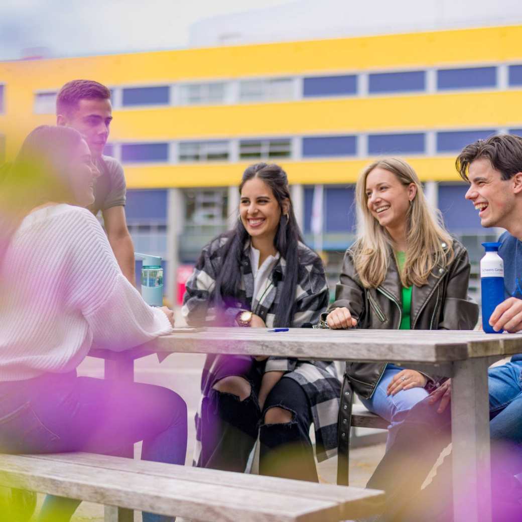 AFEM studenten buiten plein Arnhem