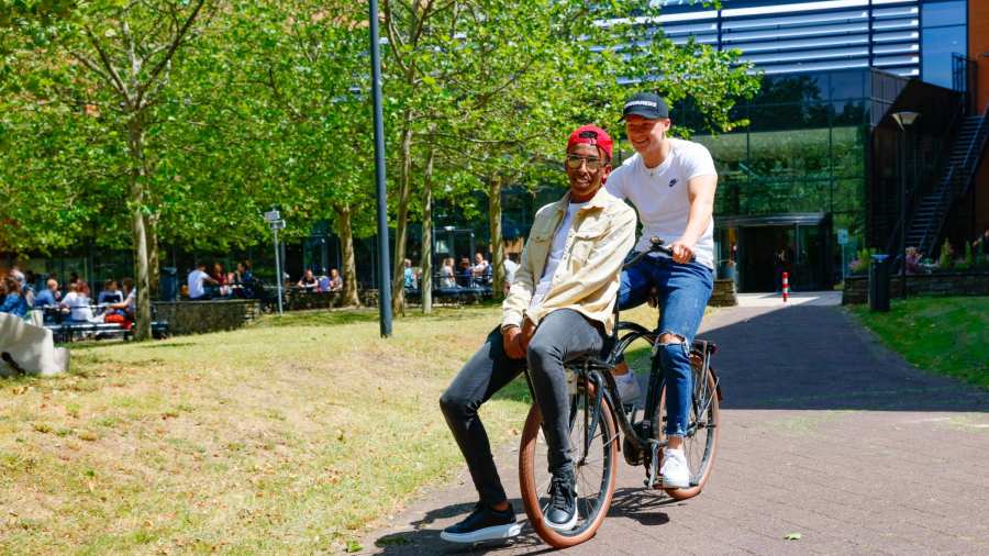 Twee studenten op fiets campus Nijmegen