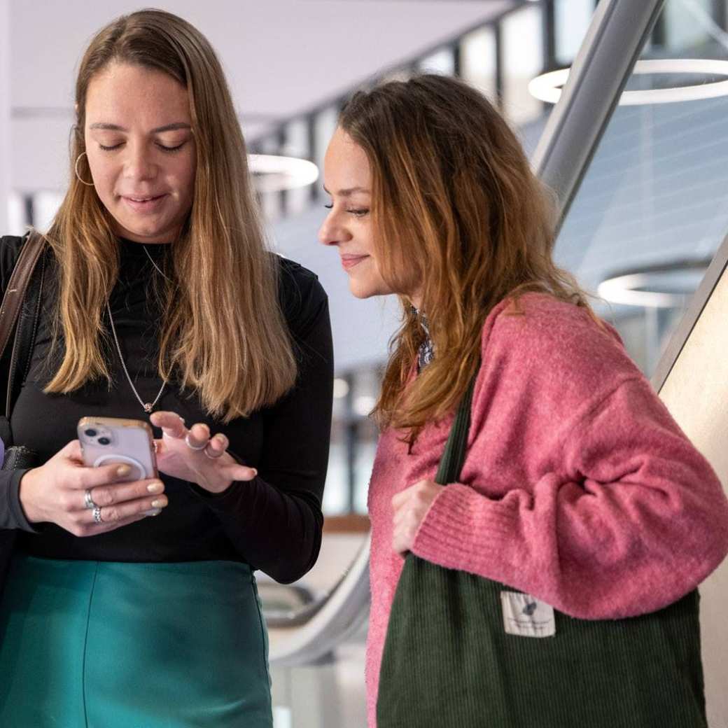 studenten van de onderwijsmasters overleggen met elkaar