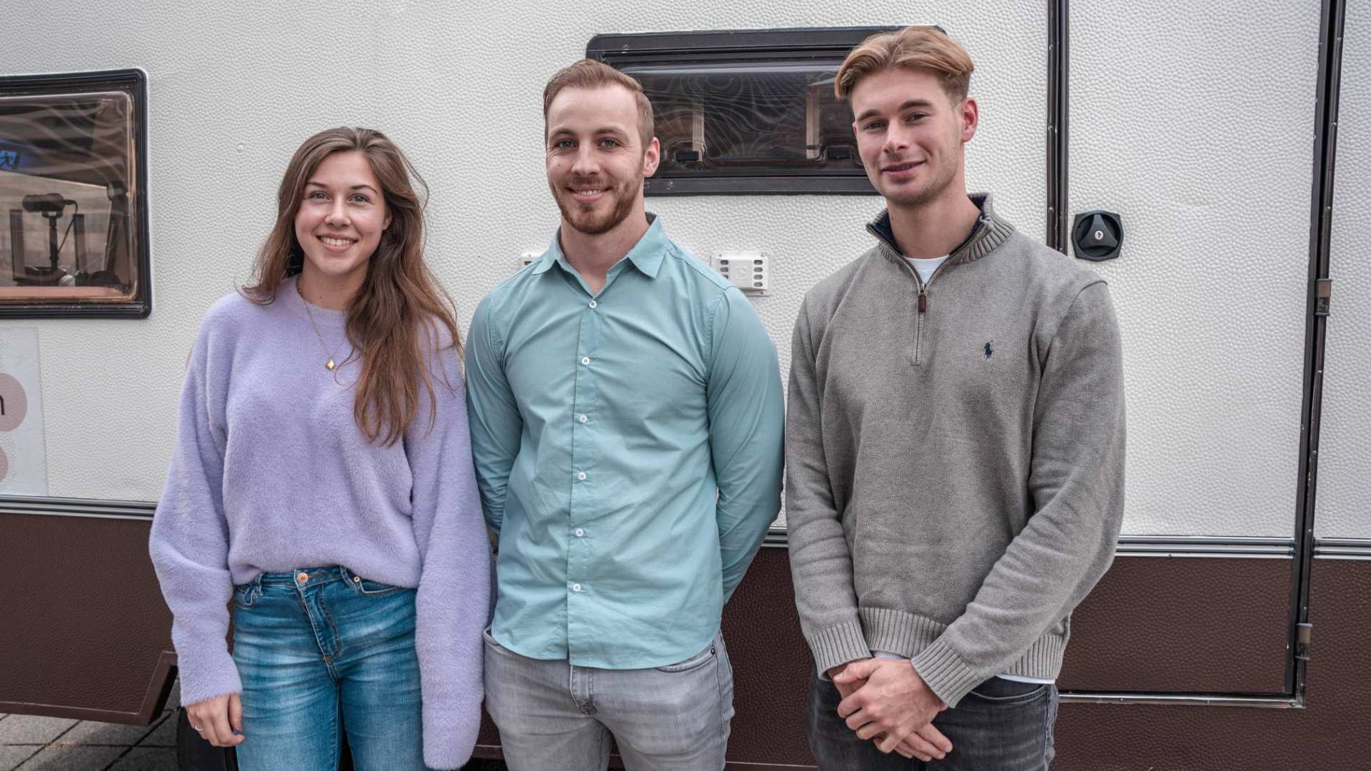 Studenten gaan in gesprek met Eva over de opleiding Logistics Management. 