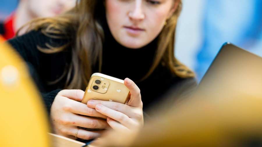 Adsport student op telefoon 2023