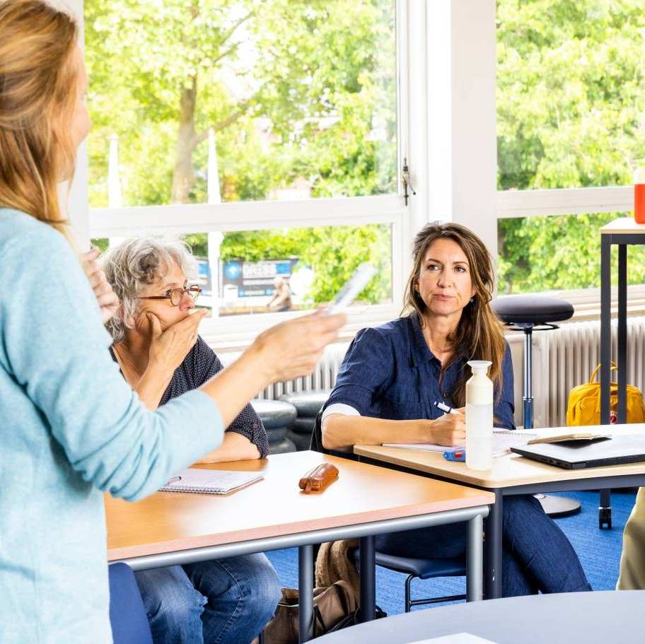 Studenten van de master pedagogiek volgen een les op de groenewoudseweg