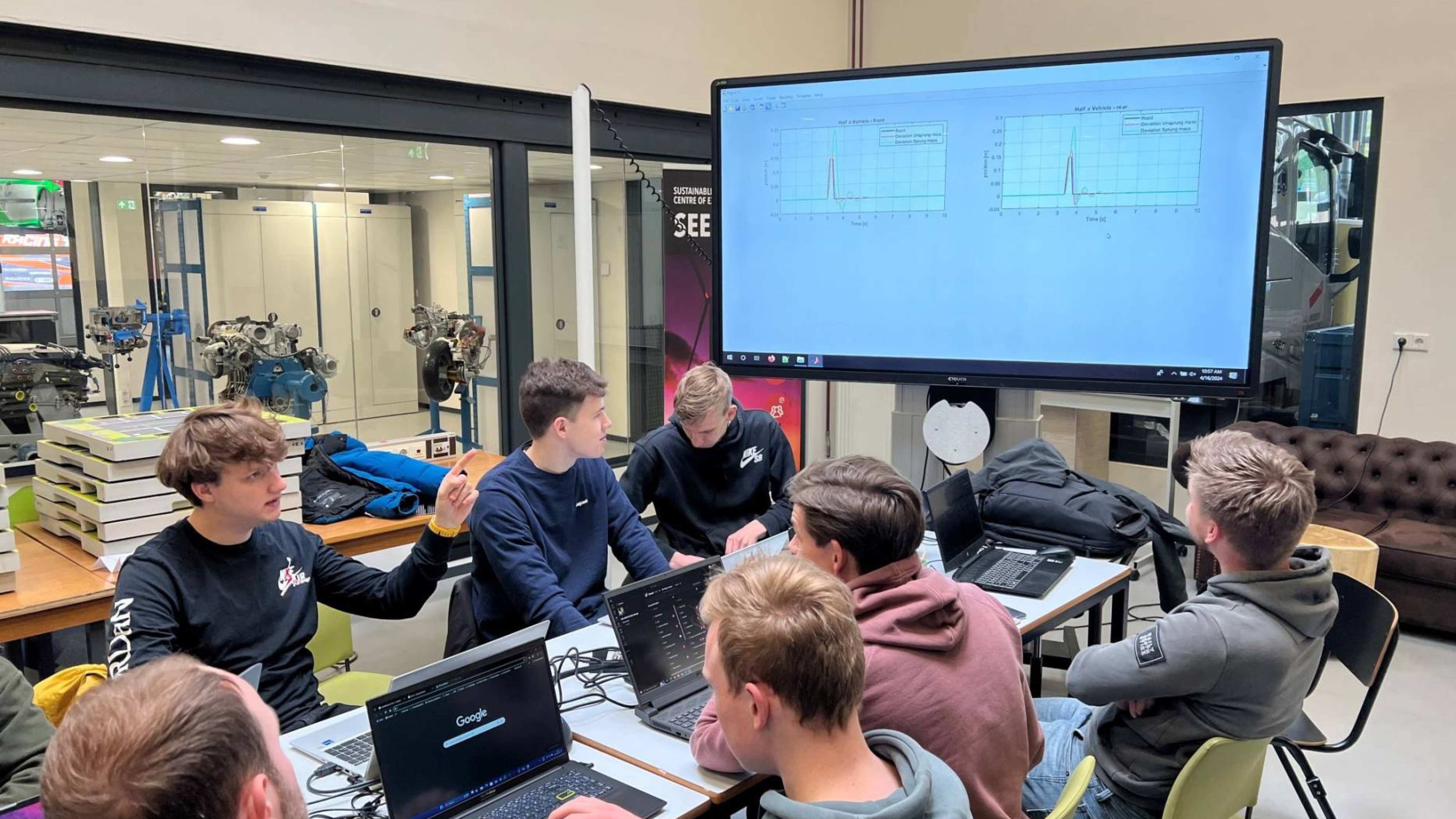 Studenten Automotive overleggen over modellen en variabelen simuleren voor hun semester 6 project 'Preventing Damage to Police Vehicles'.