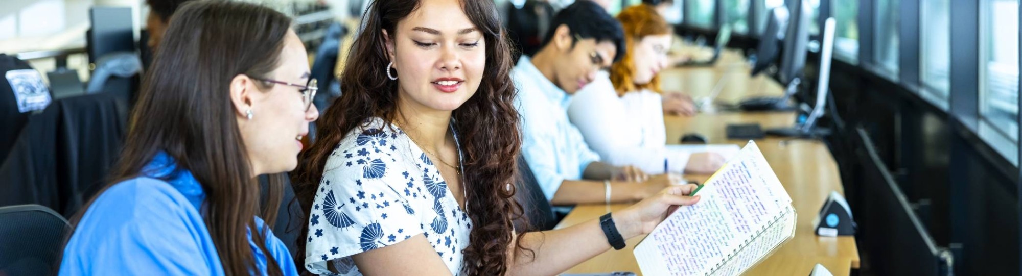 Studenten van de Engelstalige master Circular Economy studeren in de bibliotheek op de Ruiterberglaan 31