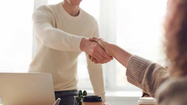 Stockfoto van twee personen die elkaar de hand schudden