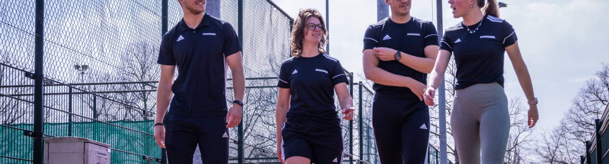 Sportkunde studenten zitten te kletsen op de HAN in de mixed zone