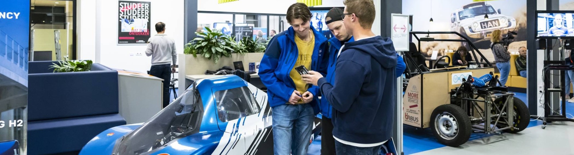 Bezoekers open avond bij auto, Ruitenberglaan 29