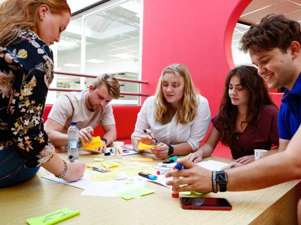 studenten groep werkoverleg man vrouw