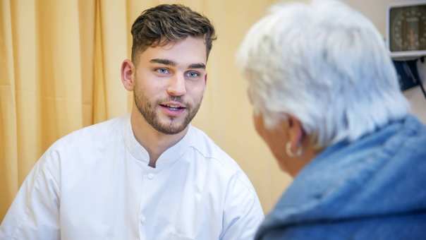 Voltijd Verpleegkunde student in gesprek met cliÃ«nt/ patiÃ«nt-5