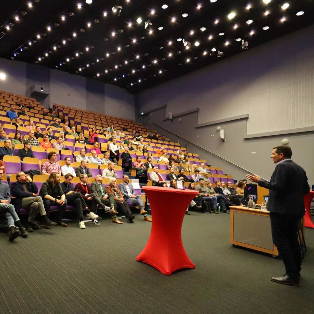 Publiek in het auditorium luistert aandachtig naar de keynote van Tim van Hattum van de WUR tijdens de Circulaire Oogst van het HAN Centrum Meervoudige Waardecreatie.