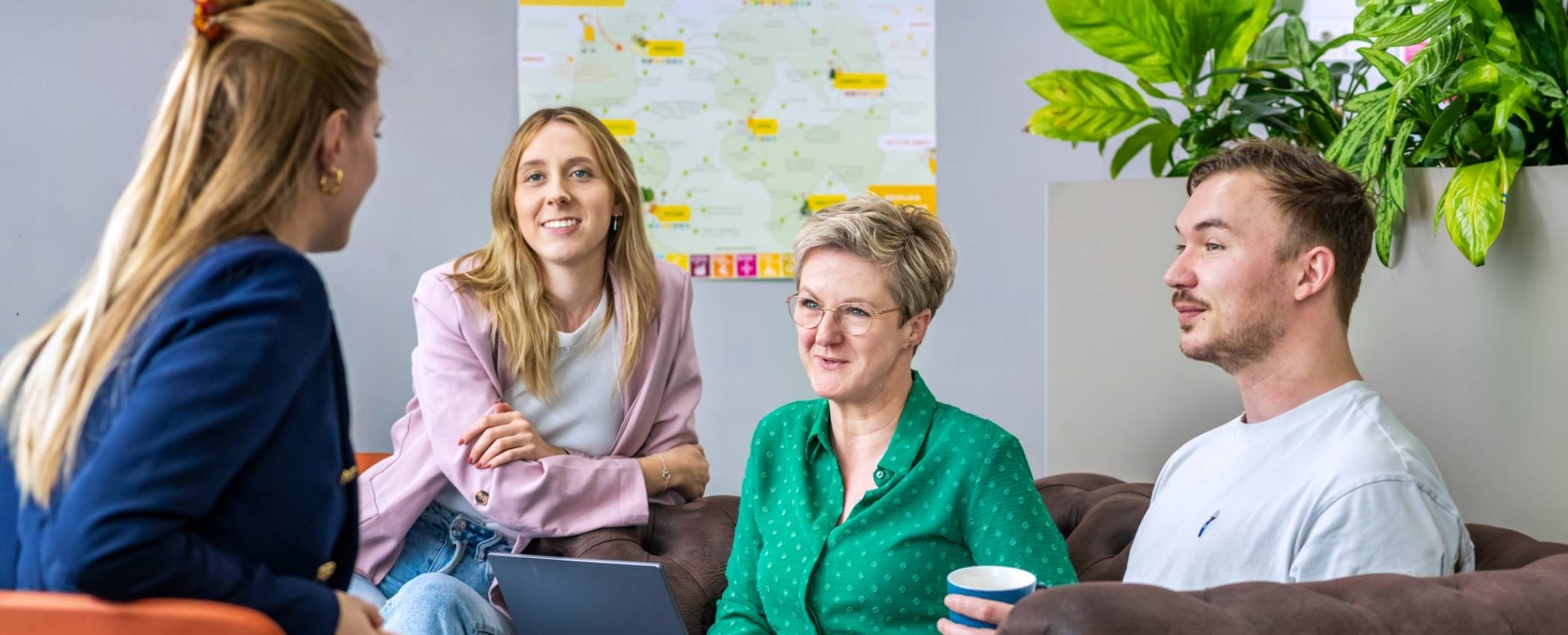 drie vrouwen overleggen