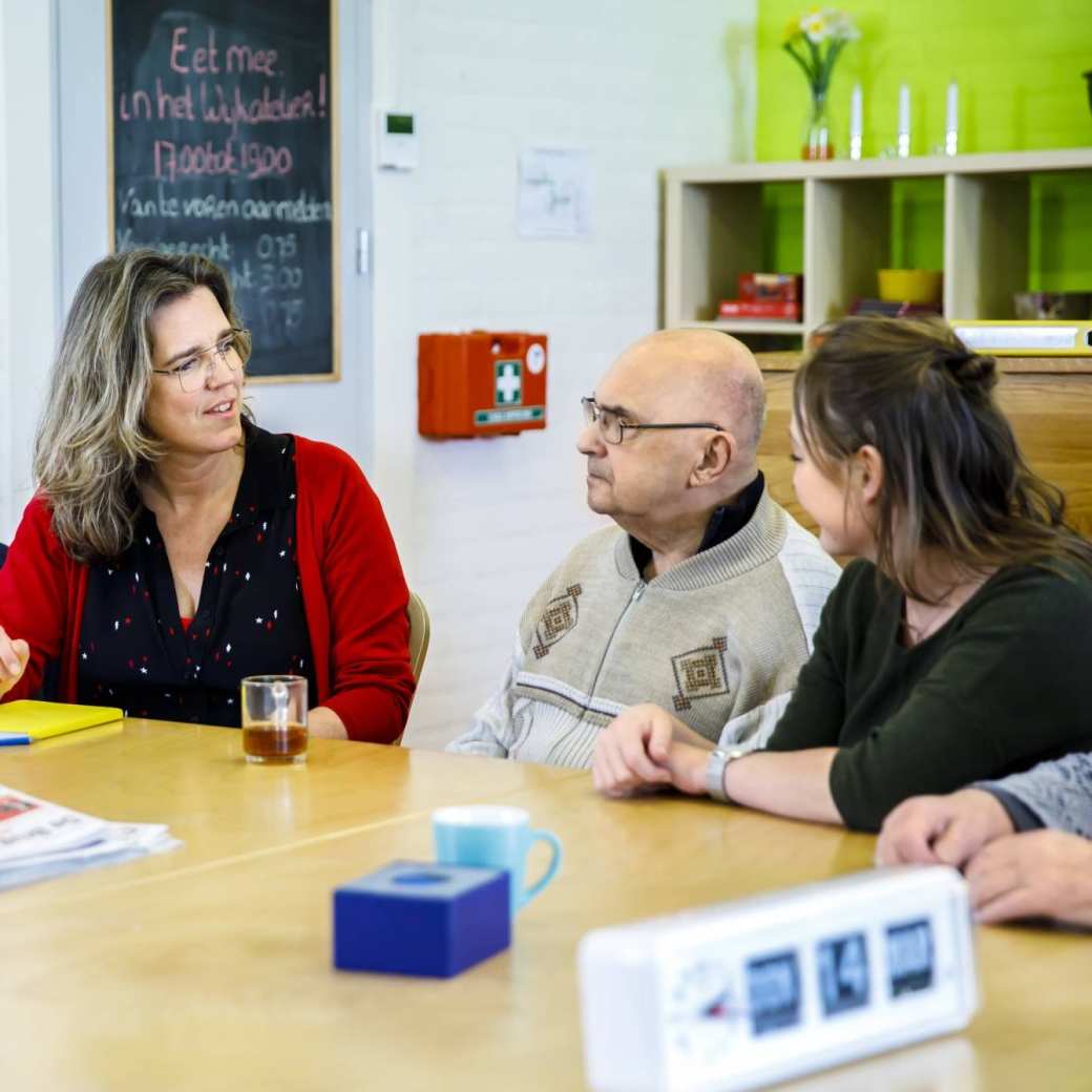 wijkatelier lindenholt- groep aan tafel docente in het midden