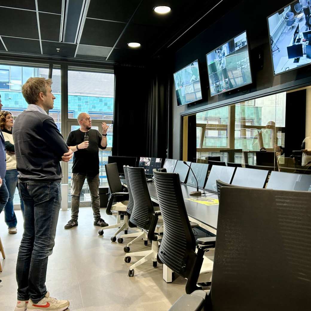 Foto van de rondleiding tijdens de eerste meet up van DEMAND met Saxion, Fontys en de HAN