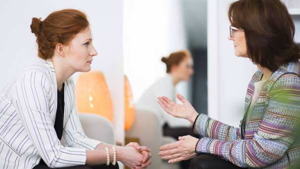 vrouwen in gesprek