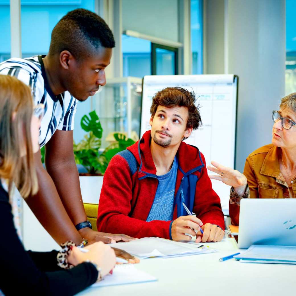 overlegt met studenten