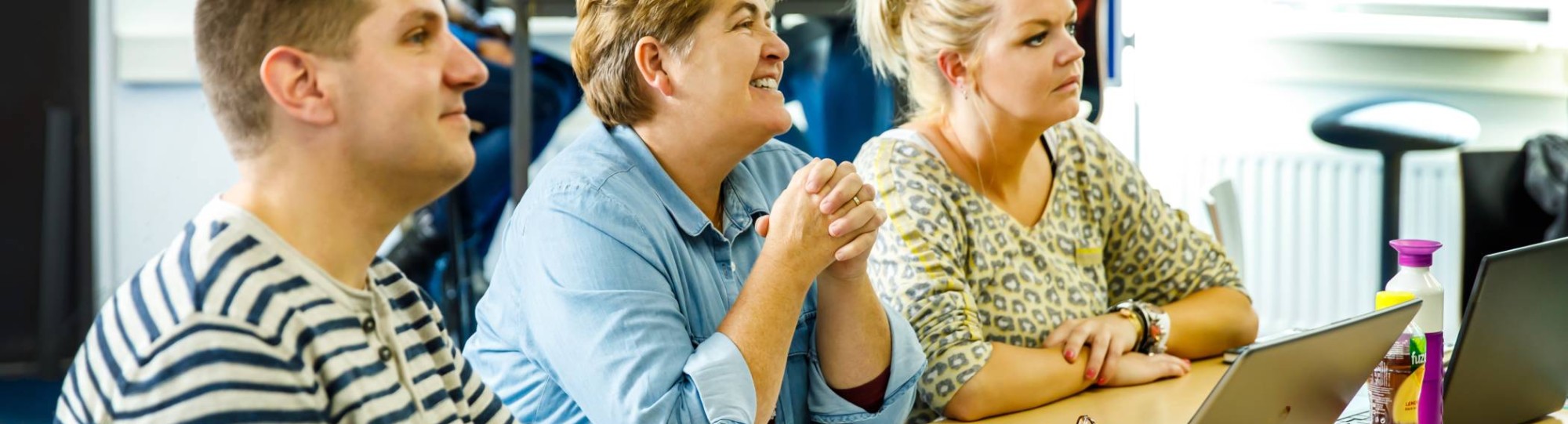 studenten luisteren naar docent