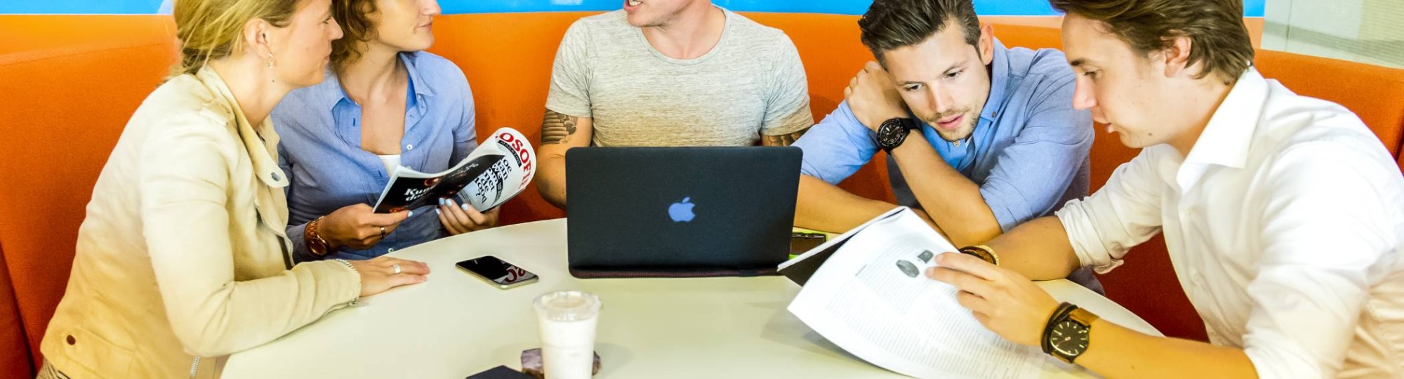 studenten overleggen aan ronde tafel