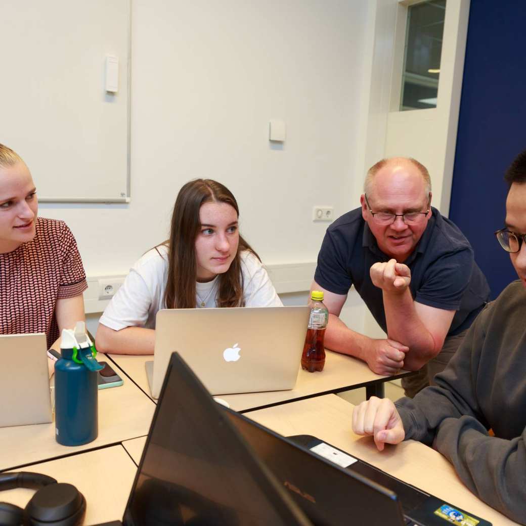 Docent Danial Godfrey en studenten Lisa Jansen, Nienke ten Cate en Dat Le van de voltijdopleiding Master Molecular Life Sciences overleggen tijdens een les