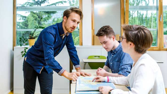 buigt over tafel student