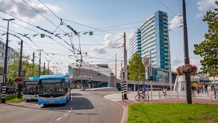 Arnhem Centraal Station met trolleybussen