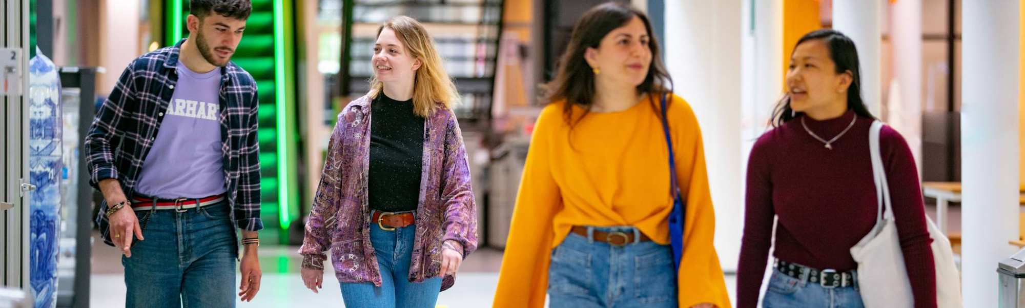 Vier internationale studenten lopen door de gang