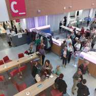 Deelnemers van het seminar Toekomstbestendige Zorg lopen richting het auditorium.