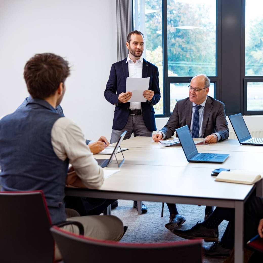 Kenniskringleden van het lectoraat Financial Control, programmamanager Circulaire Economie en projectleider van het Centrum Meervoudige Waardecreatie zijn met elkaar in werkoverleg.