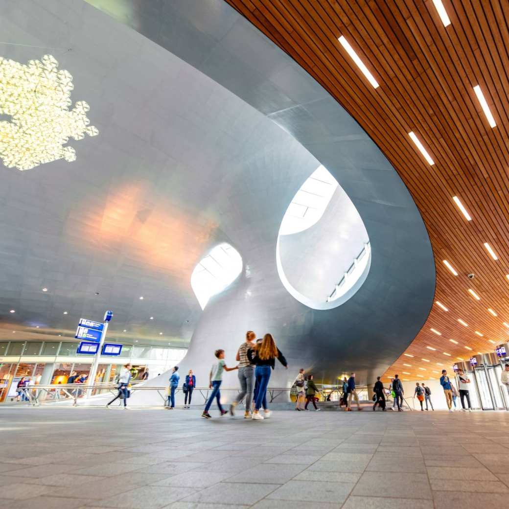 Station Arnhem. Ga je studeren in Arnhem, dan kom je dit station misschien wel dagelijks tegen. Ontdek je plek!