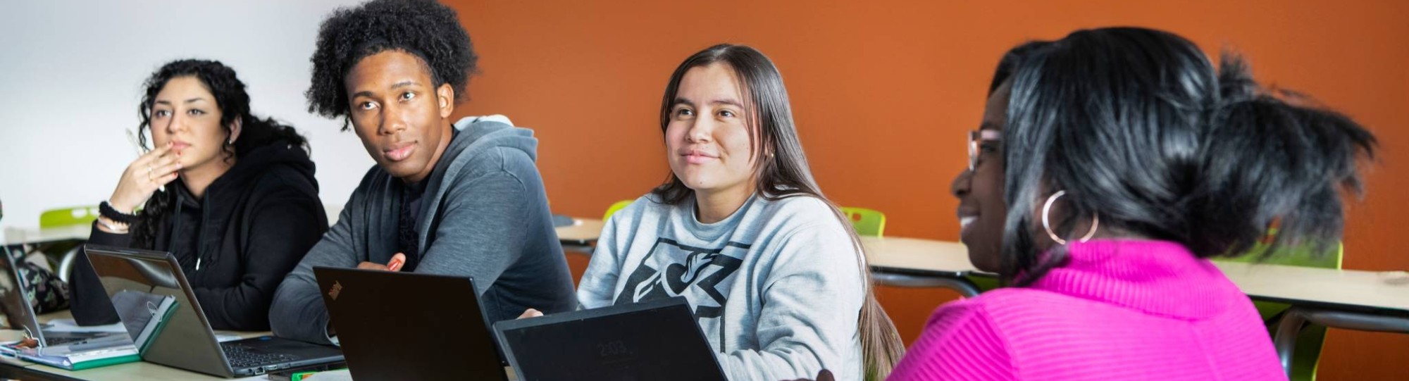 masterstudenten op een rij in de klas