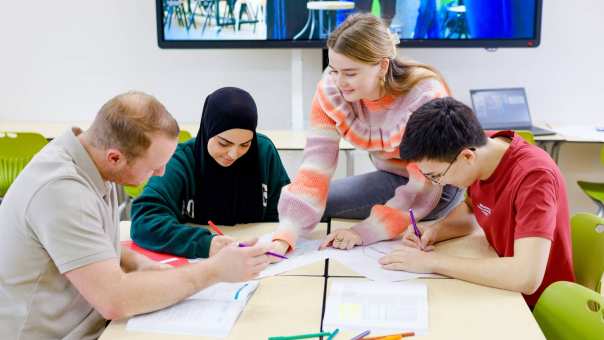 HAN Academie Educatie, Pabo, Pabo-ALO, ALPO, voltijd en deeltijd, studenten in lokaal werken samen aan project, 2024